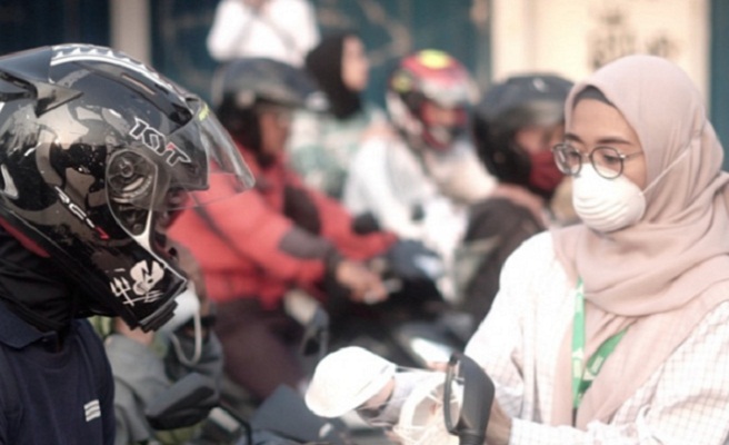 Pembagian masker N95 kepada pengendara di wilayah Pejaten Barat, Jakarta Selatan,