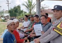 Polsek Kotapadang Awasi Pembagian BLT di Desa Lubuk Tunjung