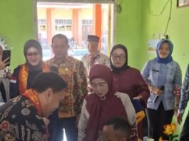 Awal Tahun Ajaran Makin Semangat, Siswa Lebong Terima Seragam Sekolah Gratis