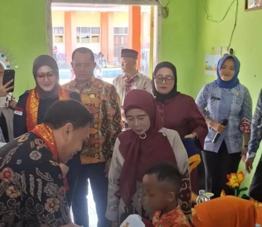 Awal Tahun Ajaran Makin Semangat, Siswa Lebong Terima Seragam Sekolah Gratis