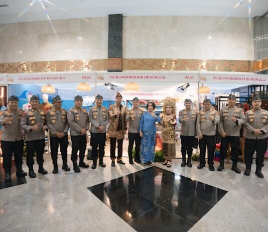 Dampingi Kapolda Bengkulu, Kapolres dan Ketua Bhayangkari Bengkulu Utara Tinjau Bazar Nusantara 2026